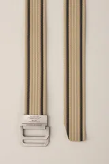 Cinturón de tela color beige con rayas verticales negras y hebilla metálica plateada con doble pasador.