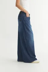 Pantalón de jean azul de corte amplio y relajado.