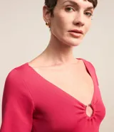 Blusa blanca de viscosa con escote en V y aro metálico dorado. Es de mangas cortas y textura acanalada.