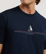 Remera de algodón color azul marino, con cuello redondo, mangas cortas y estampado frontal minimalista que incluye un pequeño barco y lettering.