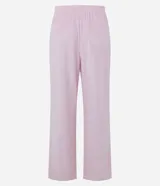 Pijama de dos piezas confeccionado en plush, compuesto por una remera de manga larga con cuello redondo y un pantalón largo de corte recto con cintura elástica. Presenta un diseño con textura embossada en relieve en toda la prenda.