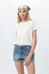 Remera blanca de algodón, de manga corta y cuello redondo.