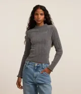 Blusa slim de chenille color beige, con cuello alto y mangas largas.