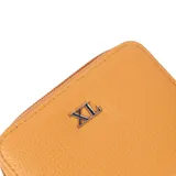 Billetera tarjetera de tamaño compacto, color camel, con textura granulada y cierre perimetral. Presenta el logo de la marca en metal plateado en el frente.