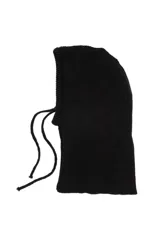 Balaclava de tejido de punto acanalado en color gris, con diseño envolvente y cordones ajustables en la parte frontal.