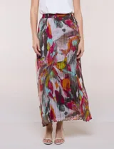 Falda larga de gasa con diseño plisado, tiro alto y caída fluida, con estampado colorido abstracto.