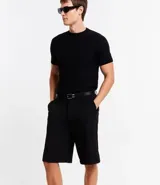 Remera de manga corta color beige, con cuello redondo y tejido texturizado acanalado.