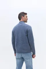 Buzo de tejido de punto color gris, con cuello alto y cierre frontal parcial. Presenta un diseño de calce regular con logo bordado en el pecho.