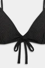 Conjunto de bikini sin aro color negro con brillo metalizado, compuesto por un corpiño de corte triangular con tirantes finos y una bombacha clásica de cobertura moderada.
