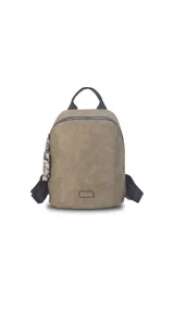 Mochila de símil cuero color negro, con asa de mano superior y correas regulables para llevar al hombro. Presenta cierre principal curvo en la parte superior y un bolsillo oculto en la espalda. Incluye llaveros colgantes decorativos en el tirador del cierre principal.