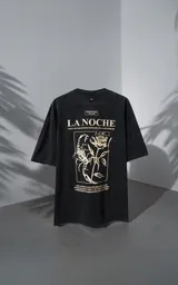 Remera de algodón premium con efecto nevado, corte oversize y cuello redondo. Presenta una estampa gráfica en la espalda con motivos de escorpión, rosa y tipografía en color crema.