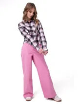 Sobrecamisa cropped de franela con patrón de cuadros en tonos negro, blanco, rosado y verde menta. Cuenta con cuello camisero, cierre frontal de botones metálicos, bolsillos en el pecho y mangas largas.