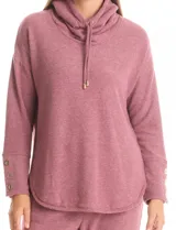 Buzo color rosado de tejido suave, con cuello volcado ajustable con lazo y mangas largas con puños decorados con botones.