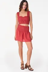 Minifalda de lino color rojo, de tiro alto con pretina fruncida y diseño holgado.