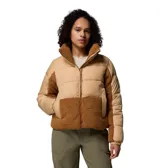 Campera Columbia de diseño híbrido que combina paneles de tejido técnico liso en color beige con paneles de sherpa en color marrón. Presenta cuello alto forrado, cierre frontal completo, bolsillos laterales con cierre y puños elásticos.