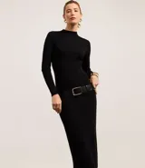 Vestido midi marrón de punto acanalado, con cuello alto y mangas largas.