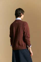 Cardigan de tejido de punto color rojo, con cuello redondo, cierre frontal de botones al tono y puños acanalados.