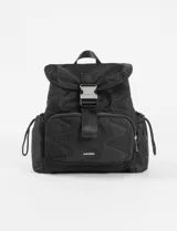 Mochila negra acolchada con diseño de ondas, bolsillo frontal con cierre y hebilla metálica.