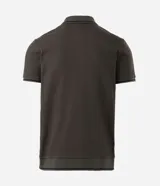Remera polo blanca de viscosa texturizada con rayas, cuello y puños de mangas cortas en ribana con detalles contrastantes en negro.