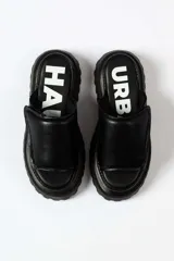 Sandalias doradas con plataforma track negra.