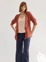 Saco abierto color ladrillo, de tejido liviano con textura combinada, mangas largas y caída irregular en la parte delantera.