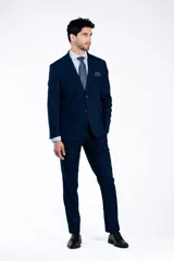 Traje de dos piezas marca Florenzi, compuesto por saco de dos botones y pantalón de vestir, en color azul profundo. Presenta un corte slim fit que realza la silueta.