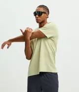 Remera deportiva de manga corta y cuello redondo, confeccionada con tecnología Dry para mayor transpirabilidad y control de la humedad. Presenta un diseño liso en color verde claro con un pequeño estampado de lettering en la parte inferior.