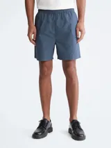 Short azul de popelina de algodón con cintura elástica, bolsillos laterales y traseros.