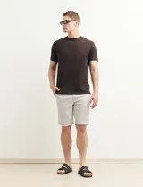 Remera verde militar de manga corta y cuello redondo.