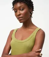 Blusa musculosa de ribana color blanco, con escote en U.