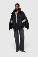 Chaqueta puffer corta negra de nailon con cuello alto y cierre frontal con cremallera.