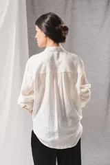 Camisa de lino color crudo con bolsillo frontal cuadrado destacado con bordado richelieu y diseño geométrico floral.