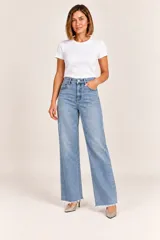 Jeans de denim celestes de tiro alto, corte wide leg y terminación desmechada en el bajo.