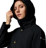 Campera impermeable Columbia de mujer, modelo Amaze Trench Rain, en color negro. Cuenta con capucha desmontable, cierre frontal con botones y solapa, bolsillos laterales y tecnología Omni-TECH™ impermeable y transpirable.