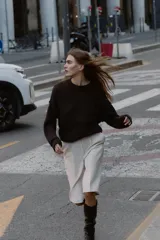 Bermuda larga color marrón oscuro, tiro medio, con pinzas frontales y cinturón de textura animal print plateado.