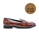 Zapato mocasín de cuero color marrón con estampado de piel de serpiente, suela plana y detalle de antifaz.