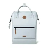 Mochila Cabaia modelo Adventurer color celeste claro, con diseño rectangular, doble asa superior, bolsillo frontal con cierre y detalles en cuero sintético marrón.