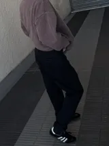 Pantalón jean negro de corte mom, tiro alto y pierna cónica.