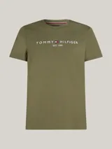 Remera de manga corta Tommy Hilfiger de color verde militar, con cuello redondo y el logo de la marca bordado en el pecho junto con el texto 'EST. 1985'.