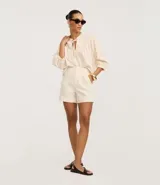 Short de cintura alta confeccionado en tejido de algodón, viscosa y lino. Cuenta con bordado floral, trabillas en la cintura, bolsillos y cierre frontal con botón forrado.