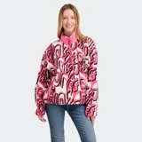 Campera de polar con diseño estampado en tonos blanco, negro y fucsia. Presenta cuello alto con medio cierre frontal y ajuste holgado.