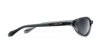 Lentes de sol con montura envolvente de diseño cat-eye en color gris traslúcido y cristales oscuros polarizados.