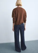 Jeans de tiro alto y corte wide leg, confeccionados en denim azul oscuro con costuras en contraste.