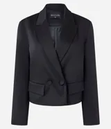Blazer corto de sastrería marca Cortelle, confeccionado en tejido satinado con acabado brillante. Presenta solapas clásicas, cierre frontal cruzado con botones, bolsillos delanteros con solapa y mangas largas.