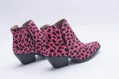 Texana de caña corta con diseño de animal print en color fucsia y negro. Presenta un taco bajo y aberturas laterales.