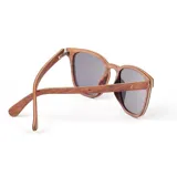 Lentes de sol Indie modelo Palo Alto, con marco de madera color nogal y lentes polarizados grises.