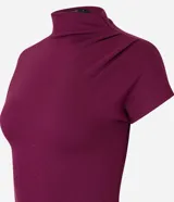 Blusa Cortelle de viscosa color bordó, con cuello alto, manga corta y textura acanalada, de diseño ajustado al cuerpo y terminación sin costuras.