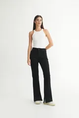 Pantalón de jean negro de corte Oxford con aberturas en el ruedo.