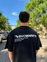 Remera de corte oversize color beige, con estampado gráfico en la espalda en color bordó que incluye el logo y texto descriptivo.