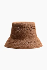 Sombrero de paja color marrón con diseño trenzado y calado, copa plana y ala ancha inclinada.